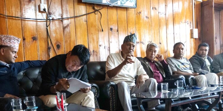 खुम्बुमा बस्ती बाइपास गरेर सडक निर्माण गराउन खोजिएपछि नेपाली कांग्रेसले गरायो प्रशासनको ध्यानाकर्षण