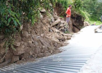 सल्लेरीमा माथिबाट खसेको पहिरोले एक घरमा क्षति, बसोबासका लागी जोखिमपूर्ण 