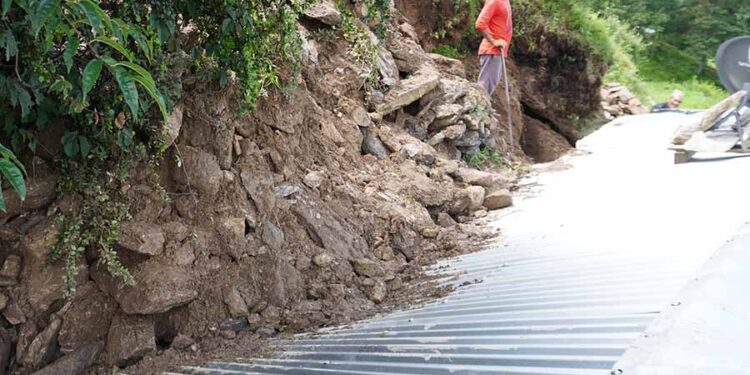 सल्लेरीमा माथिबाट खसेको पहिरोले एक घरमा क्षति, बसोबासका लागी जोखिमपूर्ण 