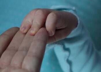 जन्माएर खाेल्सामा फालिन एक अामाले शिशु