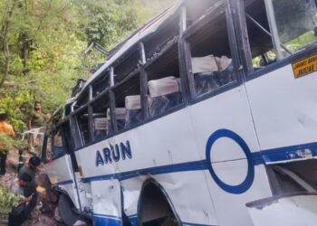भारतकाे जम्मु कश्मिरमा तीर्थयात्रु चढेको बसमा आतंकवादी आक्रमण हुँदा ९ जनाको मृत्यु, ३३ घाइते