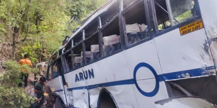 भारतकाे जम्मु कश्मिरमा तीर्थयात्रु चढेको बसमा आतंकवादी आक्रमण हुँदा ९ जनाको मृत्यु, ३३ घाइते