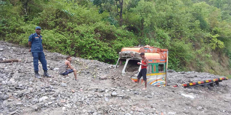 सिन्धुली : मध्यपहाडी लोकमार्गमा पहिरोले गाडी पुरियो