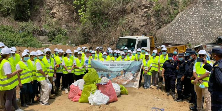 करिब २५ टन प्लास्टिकजन्य फोहोर सुनकोसी नदीमा चुहावट हुनबाट रोकियो