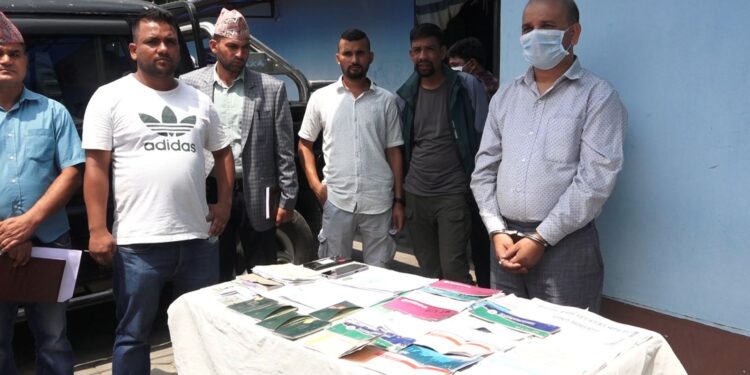 ठगीमा साेलुका खड्का  पक्राउ