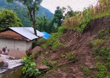 ओखलढुंगाको खिजिदेम्बामा दुई घर पहिरोको जोखिममा