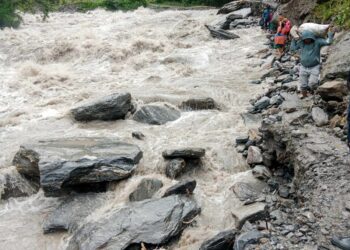  हाइड्रोले जथाभावी पानी छाड्दा  लिखुपिके सल्लेरी सडक खण्ड अवरुद्ध 