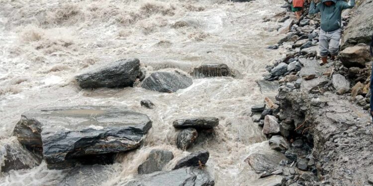  हाइड्रोले जथाभावी पानी छाड्दा  लिखुपिके सल्लेरी सडक खण्ड अवरुद्ध 