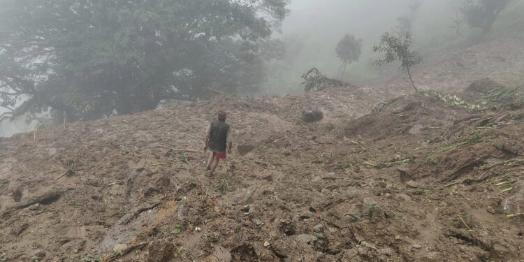 ओखलढुङ्गामा फेरी पहिरोको वितण्डा, ज्यान बचाउन भागाभाग