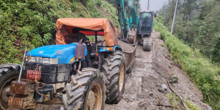 ५ दिन पछि खुल्यो फाप्लु बेनि सडक