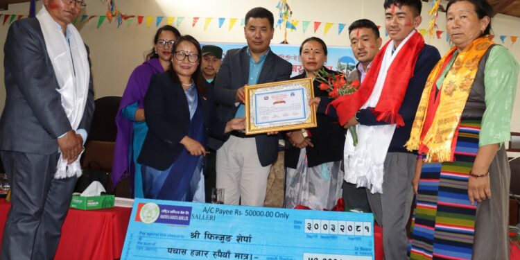 सोलुदुधकुण्ड नगरपालिकाका उत्कृष्ट विद्यालय र विद्यार्थीलाई पुरस्कृत