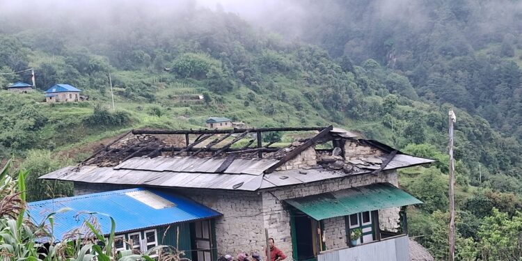 खिजिदेम्बामा घर जल्दा १० लाख बराबरको क्षति