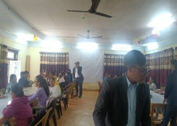 शिक्षकहरूको परीक्षा लिँदै महाकुलुङ 