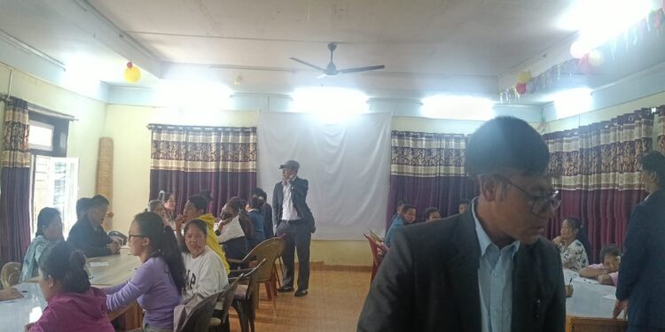 शिक्षकहरूको परीक्षा लिँदै महाकुलुङ 