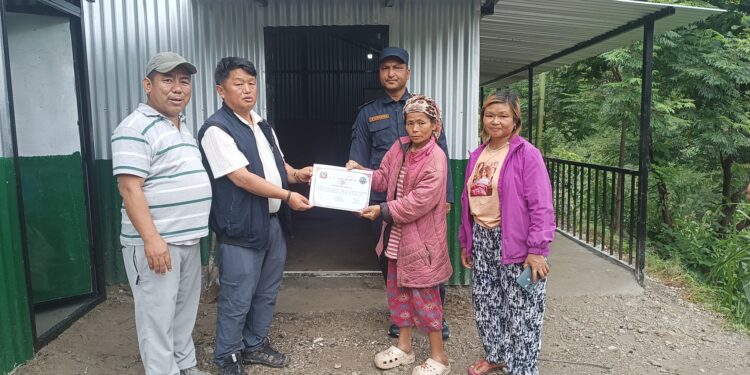 महाकुलुङका २ विपन्न परिवारलाई घर