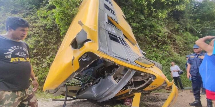 अप्डेट : पोखरामा विद्यार्थी बोकेको बस दुर्घटना, २४ जना घाइते