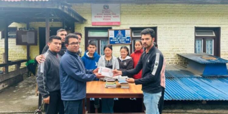 गिरिजाप्रसाद कोइरालाको शताब्दीऔं जन्मजयन्ती नेविसंघले वितरण गर्यो कैदीबन्दी लाई पुस्तक 