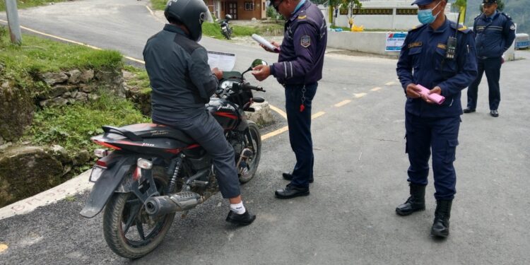  सोलुखुम्बुमा नियम विपरित सवारी चलाउने बढ्दा ३ वर्षमा १ करोड १४ लाख बढी राजस्व सङ्कलन 