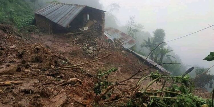 पहिरोको जोखिम बढेपछि उदयपुरका १५ परिवारलाई सुरक्षित ठाउँमा सारियो