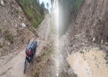नेले पञ्चन सडक खण्डमा पहिरो, पुनः सुचारु गर्न गाउँपालिका जेसीवी पठाउँदै 