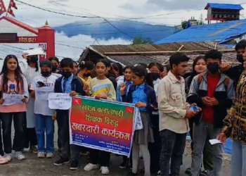 खाेटाङमा शिक्षकले  छात्रा बलात्कार गरेको आरोपमा  विरोध प्रदर्शन