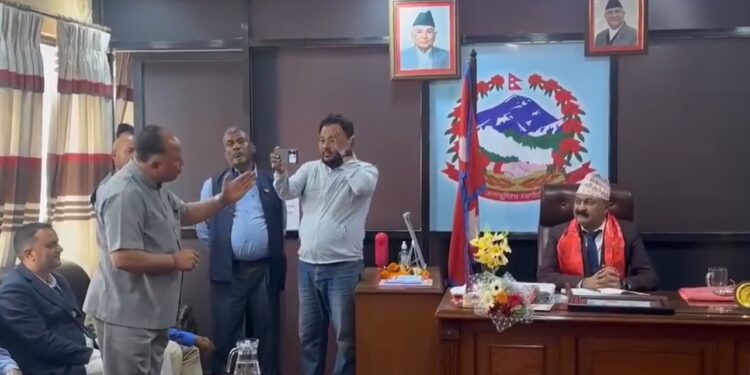 खिला मन्त्री भेट