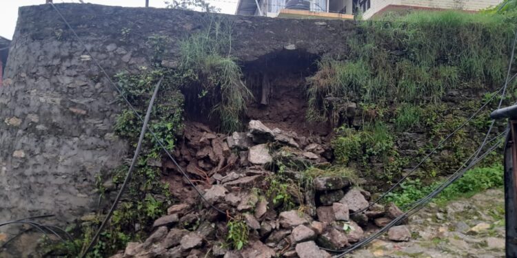 भत्कियो जिल्ला प्रशासन साेलुखुम्बुको पेरीमिटर वाल