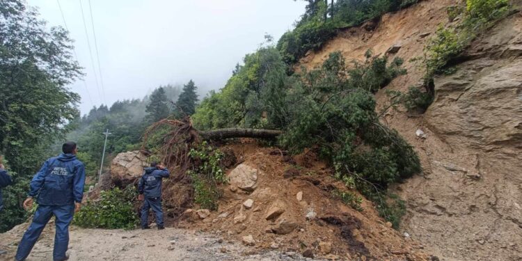  सल्लेरी तामाखानी सडकमा पहिरो, फेरी अवरुद्ध 