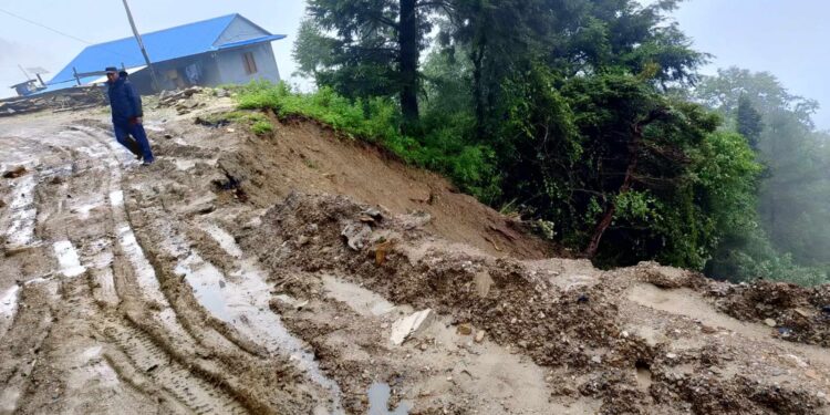 सोलुखुम्बु ः एकैदिन ११ घर माथि पहिरोकाे अातंक 