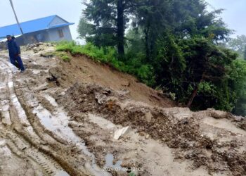  पहिरोले धाप टाप्टीङ सडक खण्डमा एक घर जोखिममा 