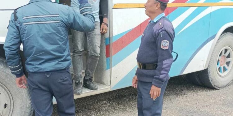 सोलुखुम्बु भित्रिने र बाहिरिने सवारीको इन्ट्री गर्ने कार्य सुरु 