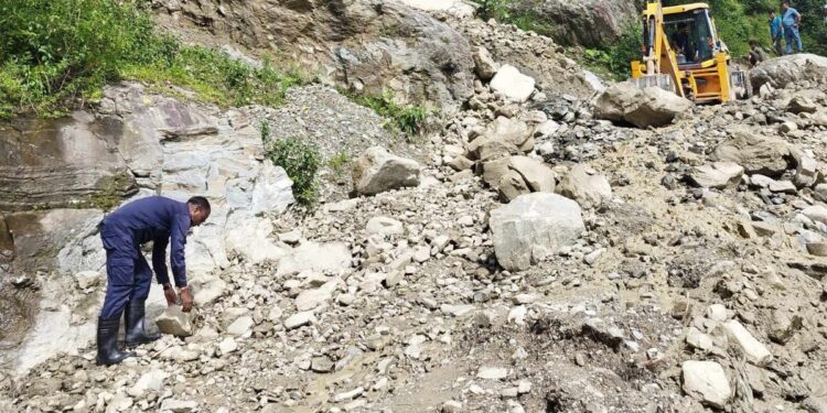  वर्षातका कारण सोलुखुम्बुका ठाउँठाउँमा सडक भत्किए 