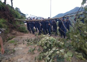  सोलुका दर्जनौँ ठाउँमा सडक अवरुद्ध, खुलाउन सक्रिय बन्दै प्रहरी { हेर्नुस तस्वीरमा पनि }