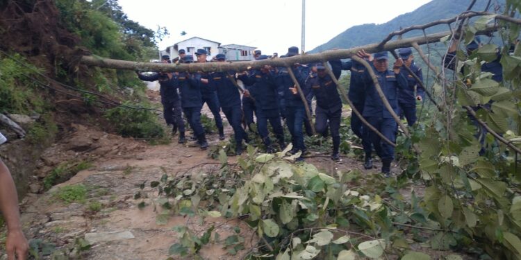  सोलुका दर्जनौँ ठाउँमा सडक अवरुद्ध, खुलाउन सक्रिय बन्दै प्रहरी { हेर्नुस तस्वीरमा पनि }