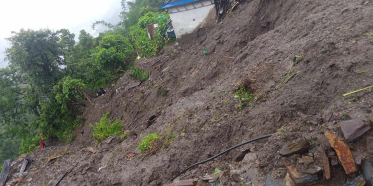 उदयपुरमा पहिरोले पुरिएर १ बालकको मृत्यु