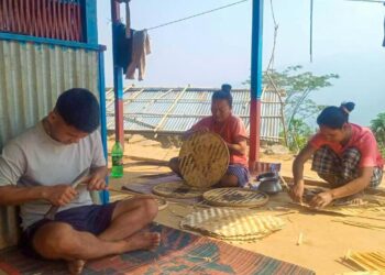 भोजपुरमा बाँसको नाङ्लो बुनेर मनग्य आम्दानी गर्दै