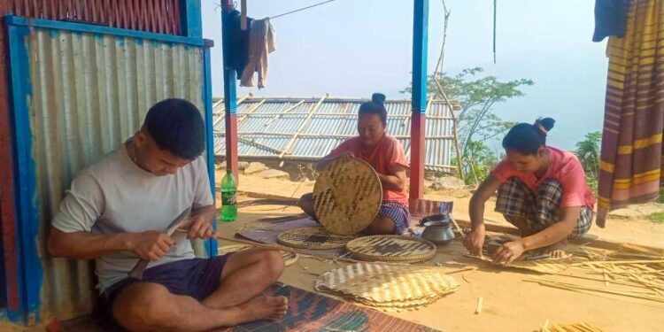 भोजपुरमा बाँसको नाङ्लो बुनेर मनग्य आम्दानी गर्दै