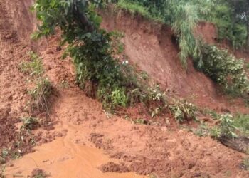 संखुवासभाको भोटखोलामा एक महिनादेखि यातायात ठप्प