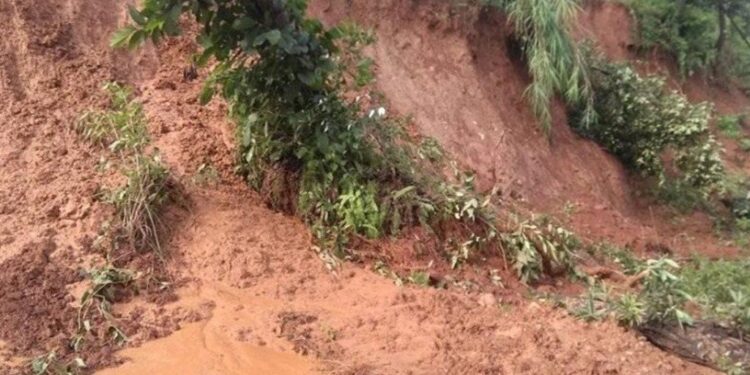 संखुवासभाको भोटखोलामा एक महिनादेखि यातायात ठप्प