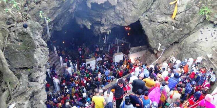  एकै दिन झण्डै १० हजार भक्तजनले गरे हलेसीको दर्शन 