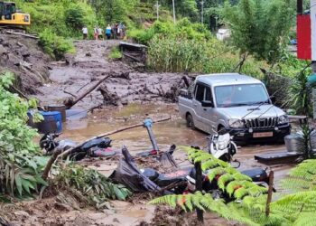 वर्षासँगै खसेको लेदोले भरियो फक्ताङलुङ गाउँपालिका कार्यालय