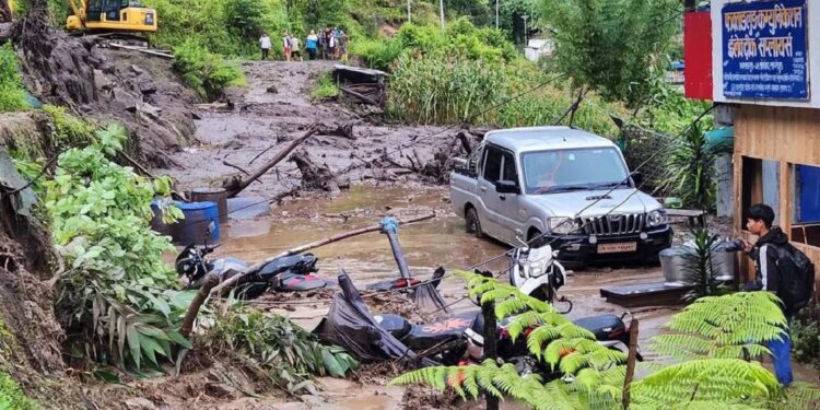 वर्षासँगै खसेको लेदोले भरियो फक्ताङलुङ गाउँपालिका कार्यालय