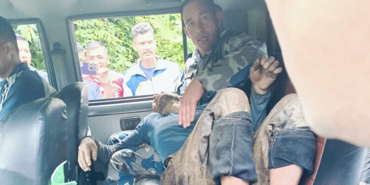 दोर्पूमा माटोको ढिस्कोले पुरिएका व्यक्तिको सशस्त्र प्रहरीद्वारा उद्धार