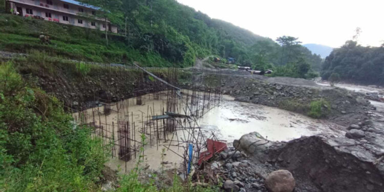 भोजपुरमा बाढीले बगाएका एक जना मजदुरको शव फेला