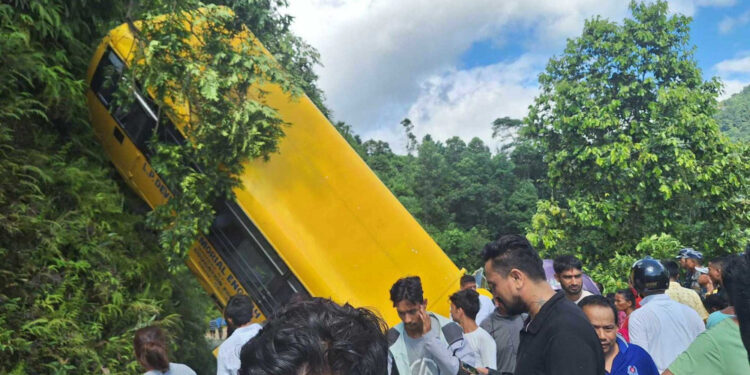 पोखरा स्कुल बस दुर्घटना थप अपडेट : आमा र छोराको मृत्यु, २८ जना उपचाररत