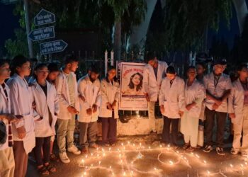 जनकपुरमा डा.मौमिताप्रति दीप प्रज्जलन गरि श्रद्धाञ्जली अर्पण, न्यायको माग गर्दै प्रदर्शन