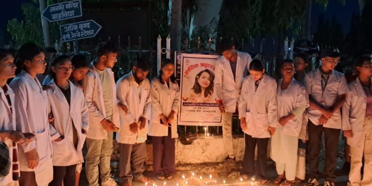 जनकपुरमा डा.मौमिताप्रति दीप प्रज्जलन गरि श्रद्धाञ्जली अर्पण, न्यायको माग गर्दै प्रदर्शन