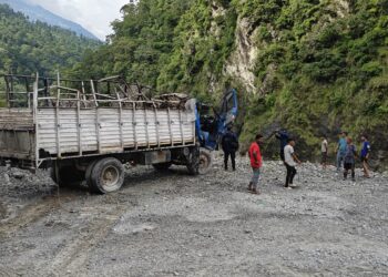 दिप्लीघाटमा खसेको ट्रक थुलुङ दुधकोशीको पहलमा निकालियो