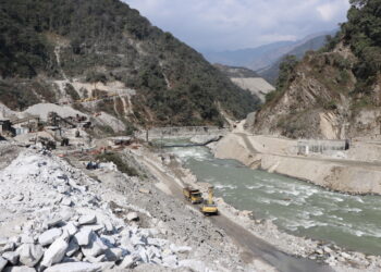 अरुण तेस्रोमा ढुंगा झरेर मजदुरको मृत्यु