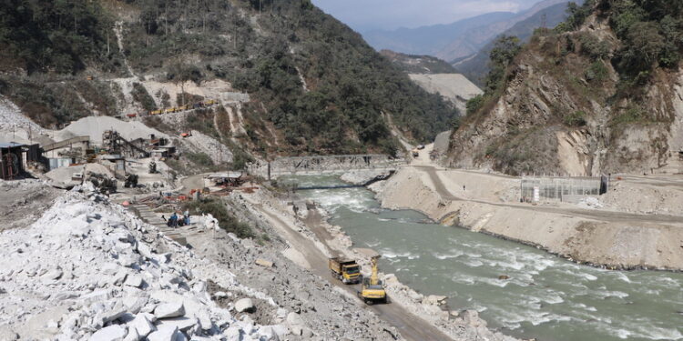 अरुण तेस्रोमा ढुंगा झरेर मजदुरको मृत्यु